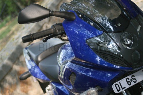 Bajaj Pulsar 220 Styling On the first look of the bike it looked like a 