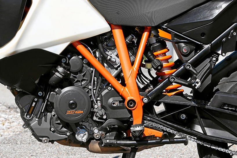 2013-KTM-Adventure-R-engine