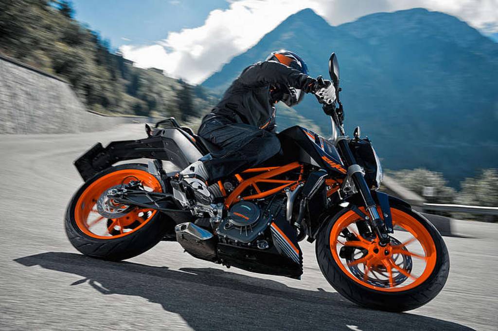 KTM Offers Black Color in 2014 Duke 390; Picture Gallery
