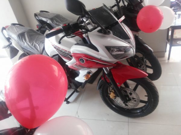 2014-Yamaha-Fazer-White-Red-Colour