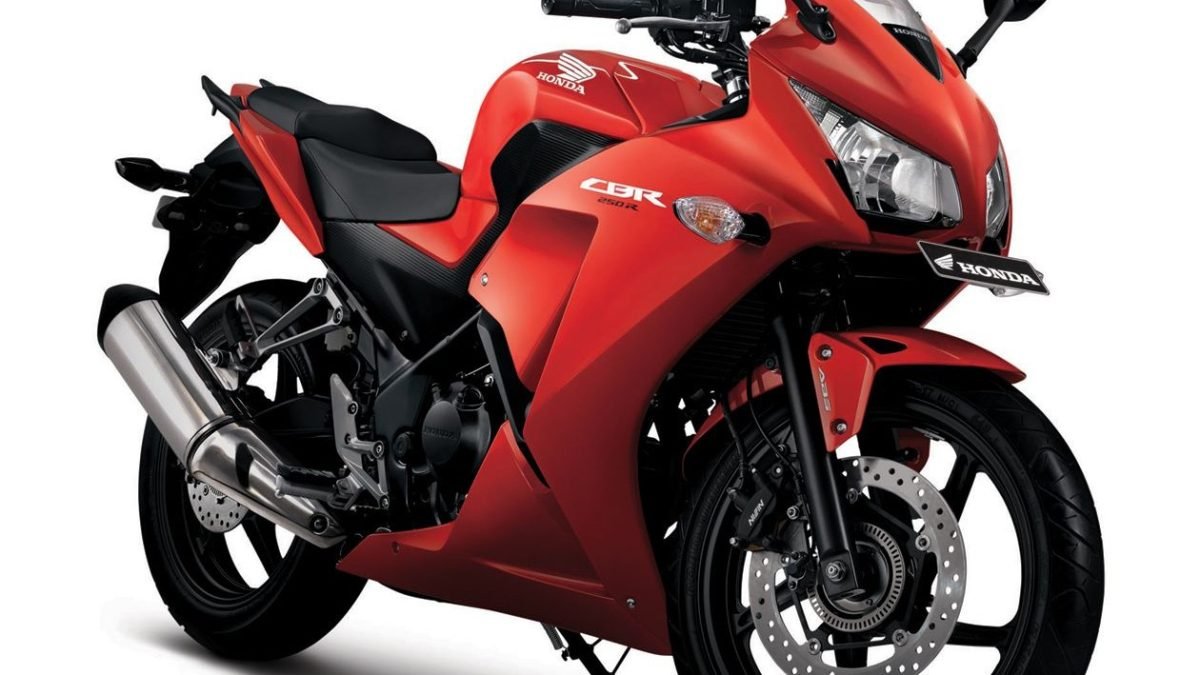 New 2015 Honda CBR250R Launched With More Power & Twin Headlamps