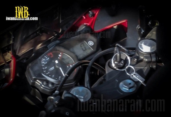 Yamaha-R25-Spy-Pics-meter-console-speedometer