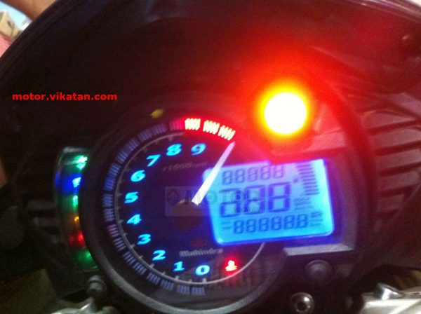 Mahindra-Mojo-Clear-Spy-Pic-speedometer