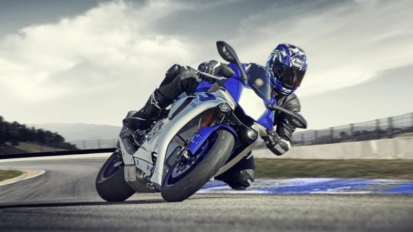 2015-Yamaha-YZF-R1-Pic-race-blu