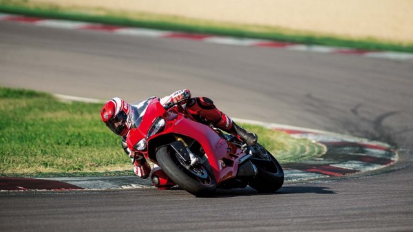 New-2015-Ducati-1299-Panigale-Official-Pics-in-action