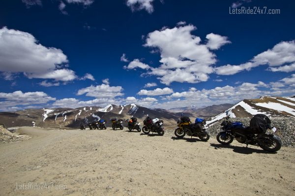 Leh-Ladakh-Motorcycle-tour-pics-Lineup-at-Tanglangla