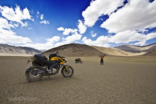 Leh-Ladakh-Motorcycle-tour-pics-Sandstorm-near-Tanglangla