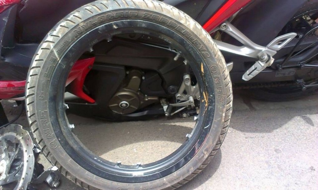 Bajaj Pulsar RS 200 broken alloy wheel 5