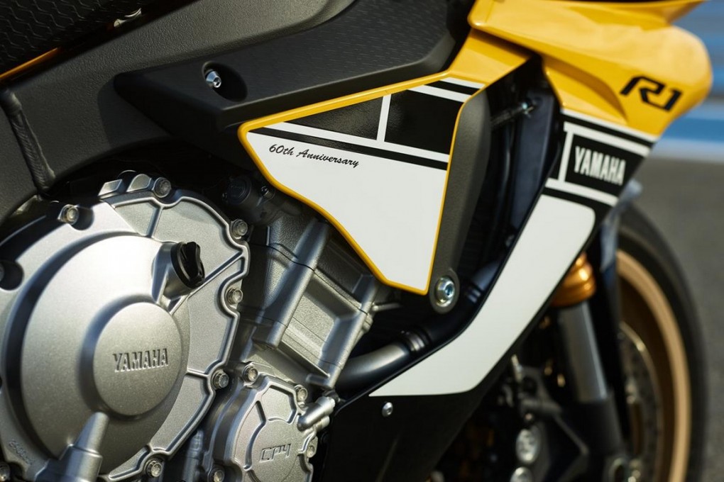 2016 Yamaha R1 detail 1