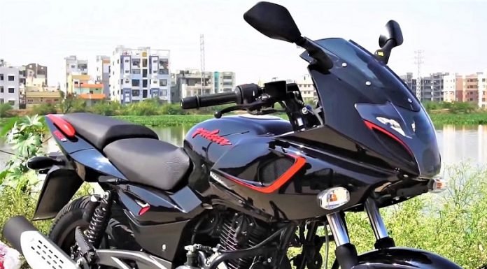 Pulsar 180F black fairing pic