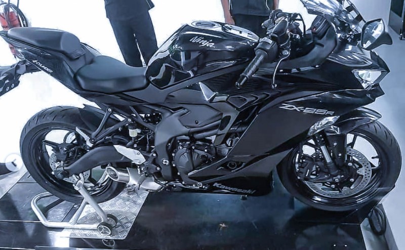 Days Ahead Of Launch Kawasaki Zx 25r Spotted In Plain Black Livery