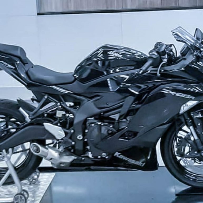 Days Ahead of Launch Kawasaki ZX-25R Spotted in Plain Black Livery