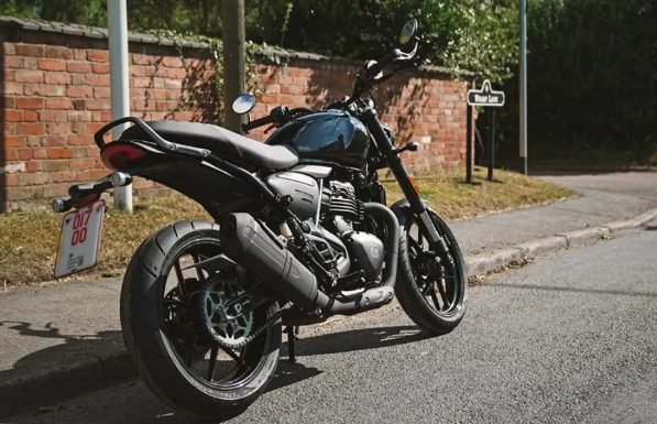 Bajaj-Triumph-Roadster-model-pic-spied_copy_597x400