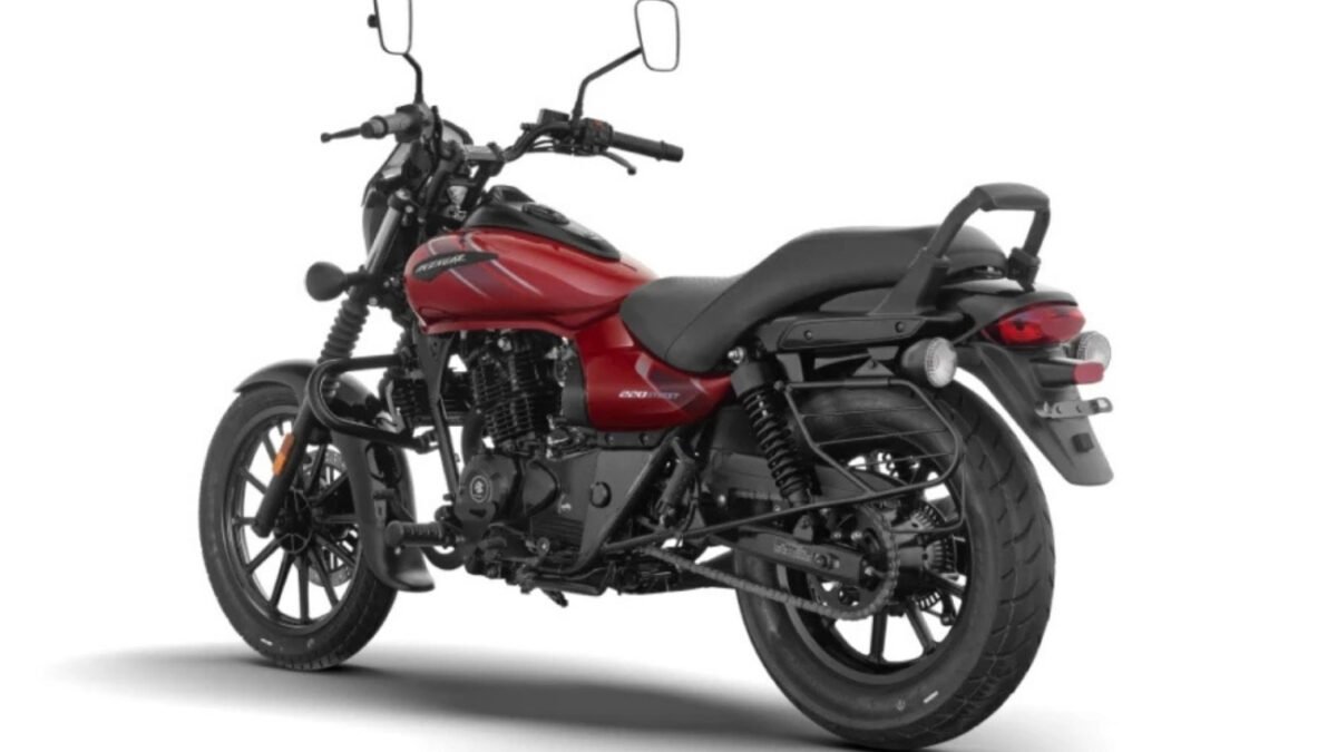 Bajaj Avenger 220 Street