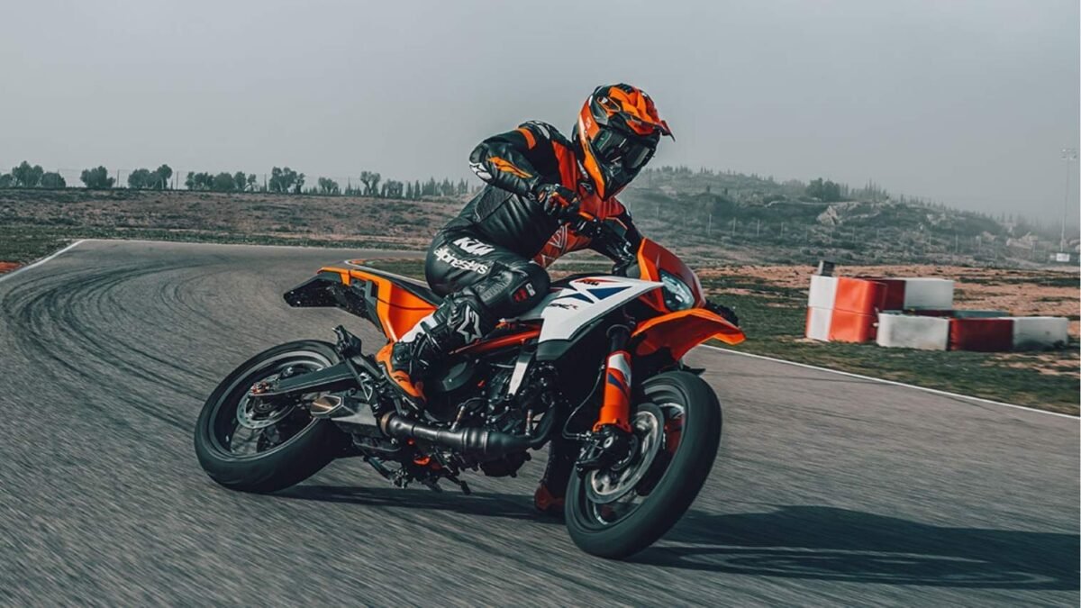 KTM 390 SMC R (1)
