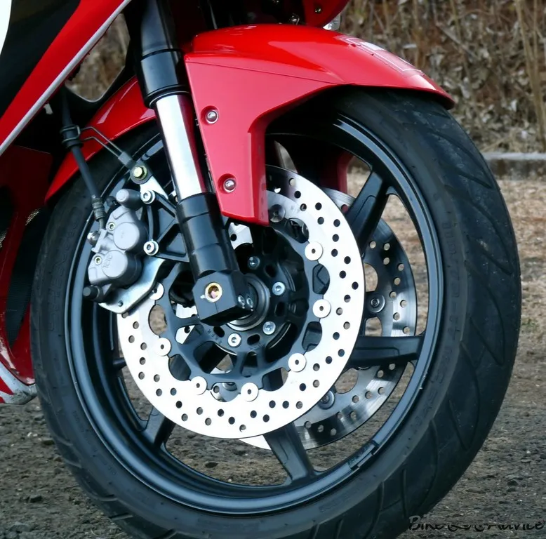 Hyosung GT250R Review BikeAdvice 20 Front Brakes
