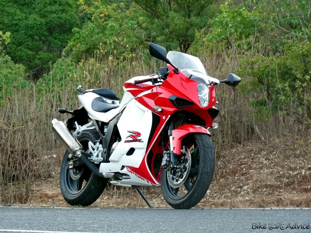 Hyosung GT250R Review BikeAdvice 55 Copy